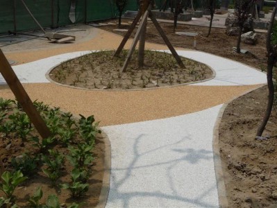 胶粘石透水石地坪施工